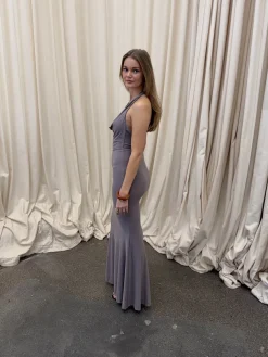Design By Si Pauline kjole med åben ryg - Taupe