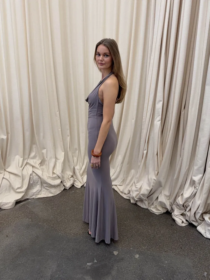 Design By Si Pauline kjole med åben ryg - Taupe