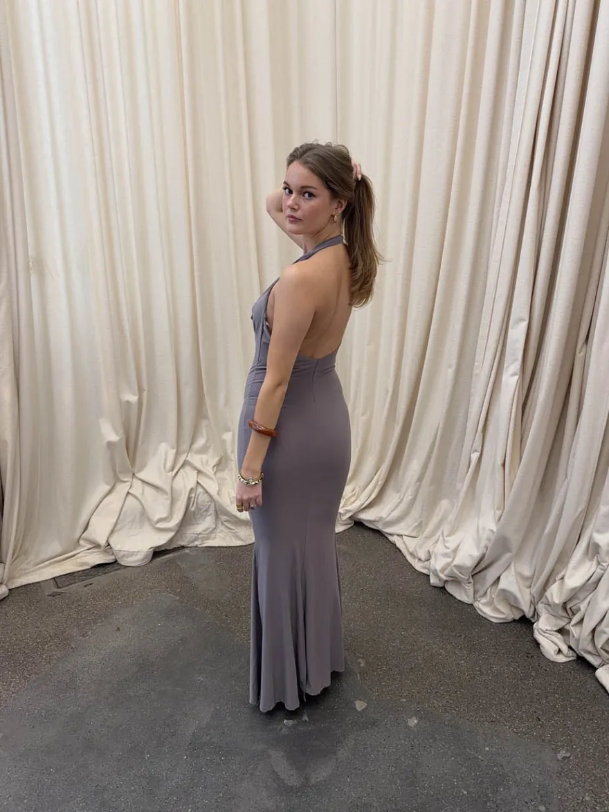 Design By Si Pauline kjole med åben ryg - Taupe