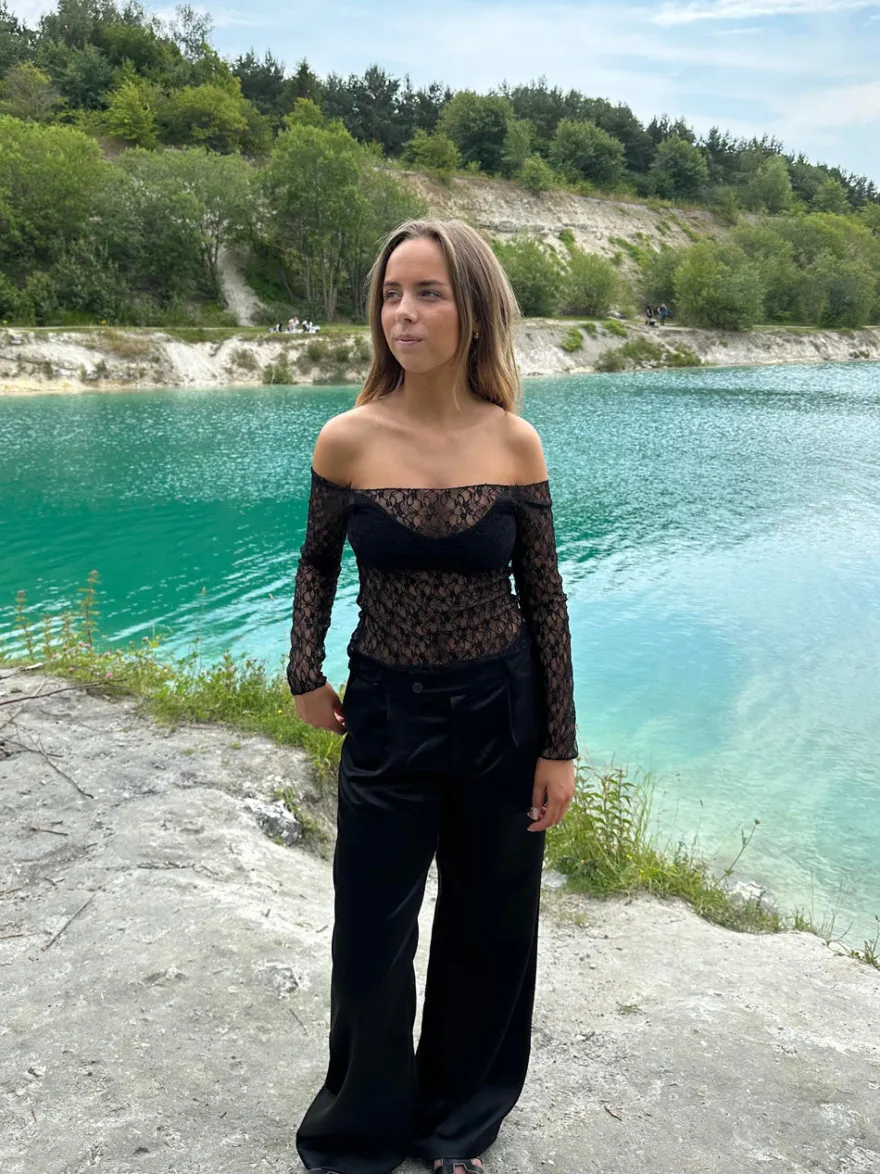 Design By Si Pixi off shoulder bluse i blonder - Sort Clearance