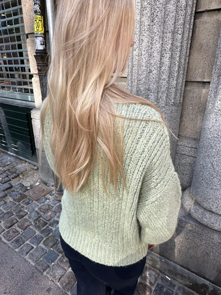 Design By Si Raffaella kabelstrik med ballonærmer - Sage grøn Online
