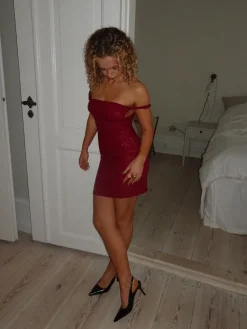Design By Si Rhina blondekjole med off shoulder - Vinrød Outlet