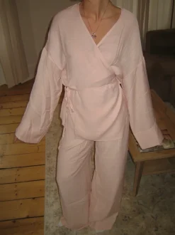 Design By Si Rikki bluse med bindebånd - Lys rosa