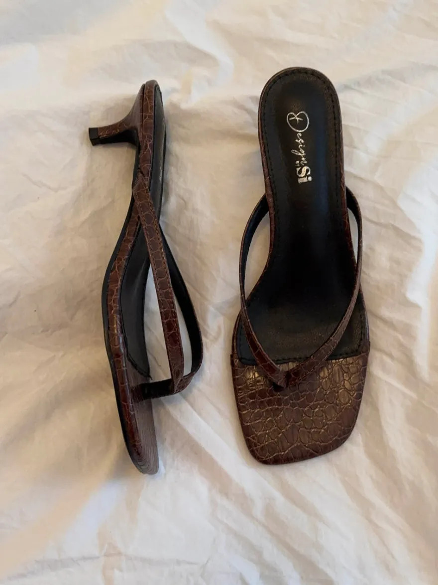 Design By Si Safine mules med krokodilleprint - Brun