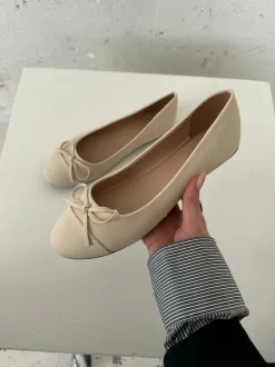 Design By Si Segovia ballerina sko med sløjfe - Off white Clearance