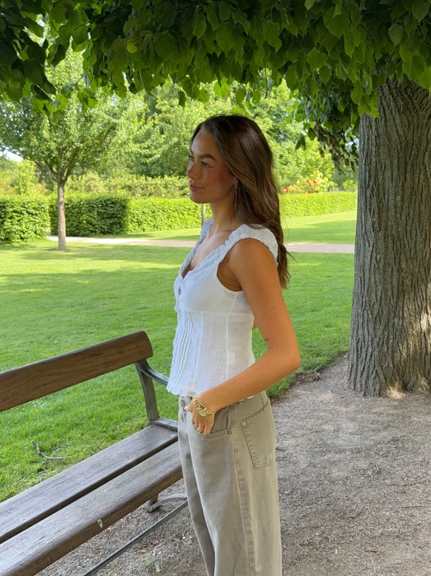 Design By Si Serafina top med detaljer - Hvid Clearance