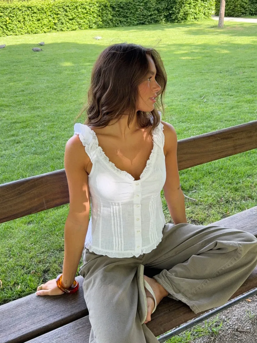 Design By Si Serafina top med detaljer - Hvid Clearance