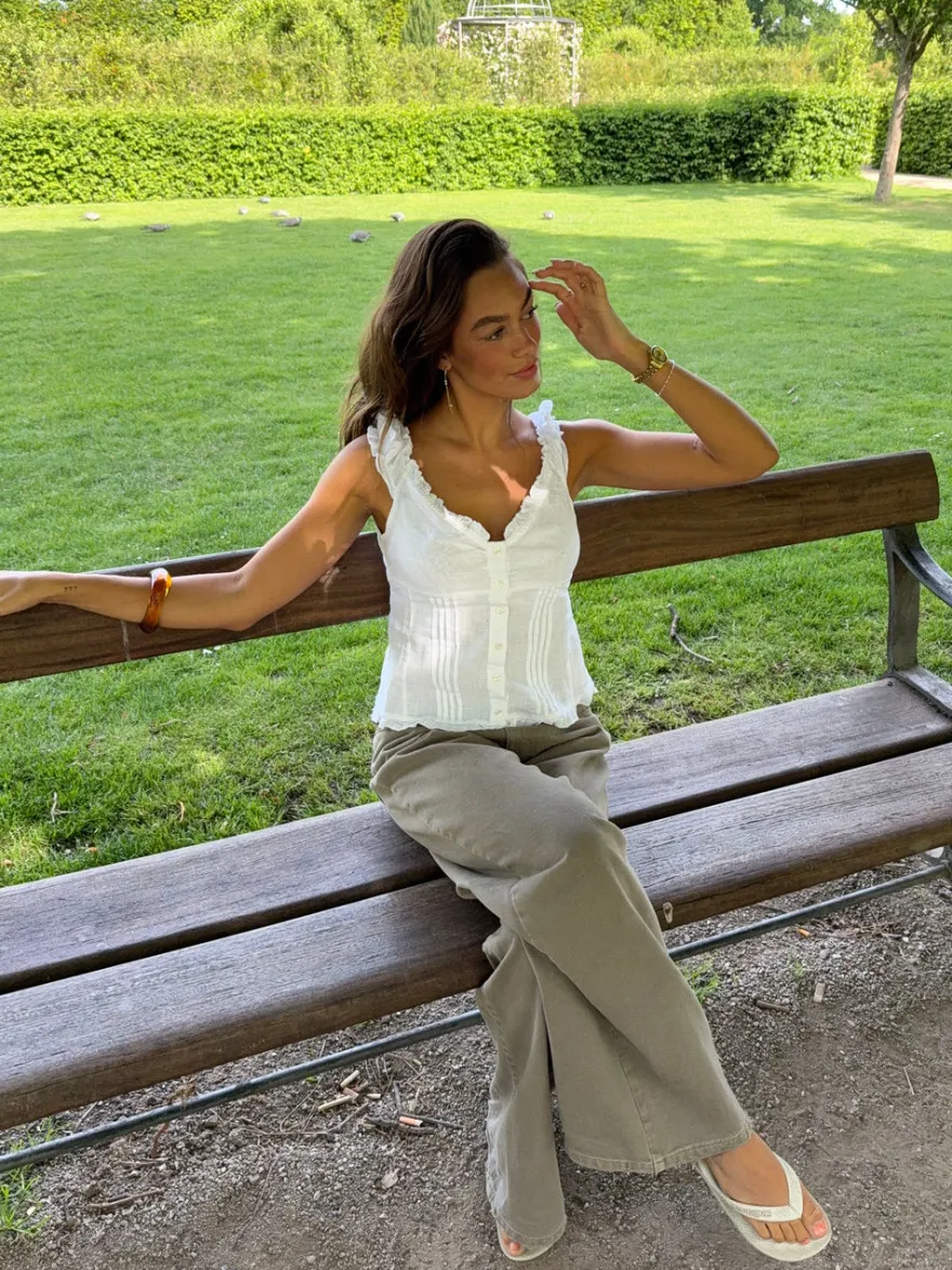 Design By Si Serafina top med detaljer - Hvid Clearance