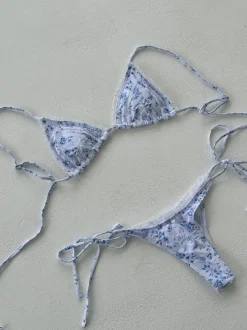 Design By Si Shani bikini med blå blomster - Hvid Online