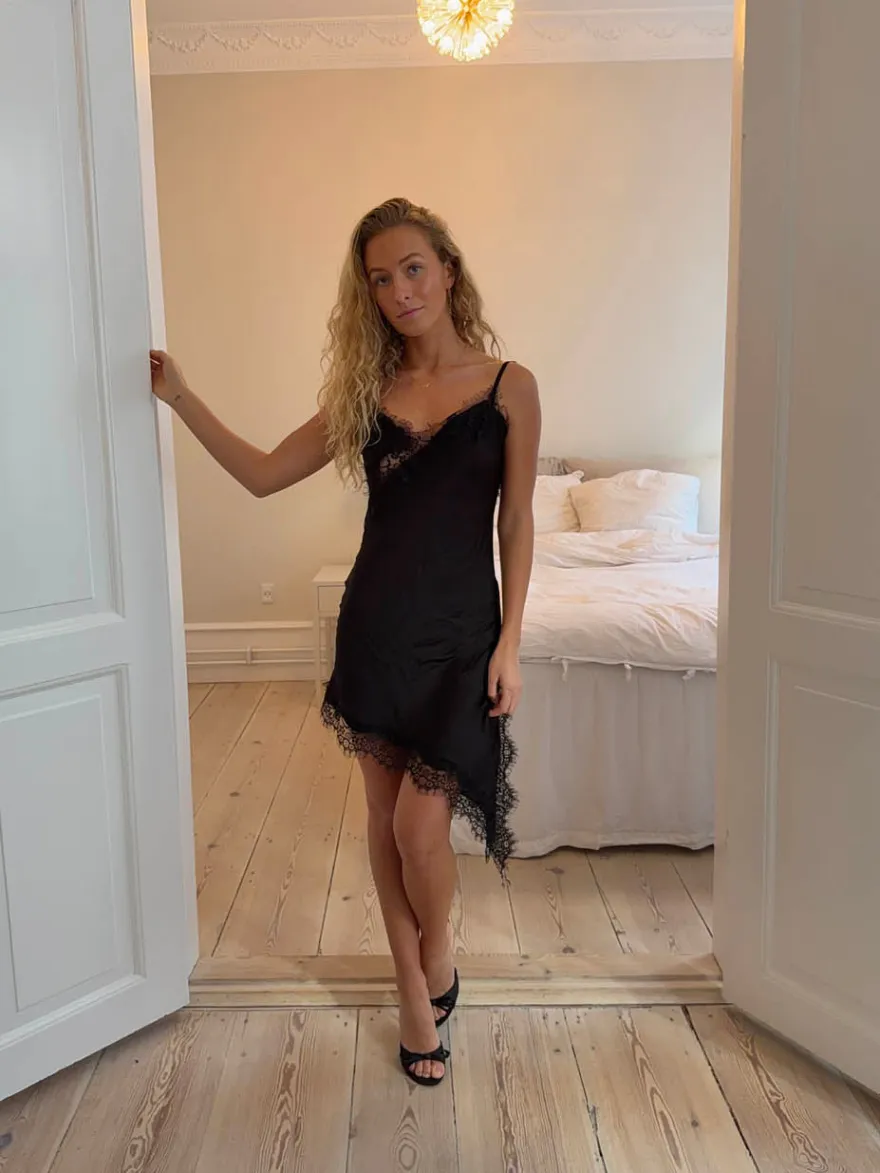 Design By Si Sheyla asymmetrisk satin kjole med blonder - Sort Outlet