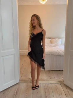 Design By Si Sheyla asymmetrisk satin kjole med blonder - Sort Outlet