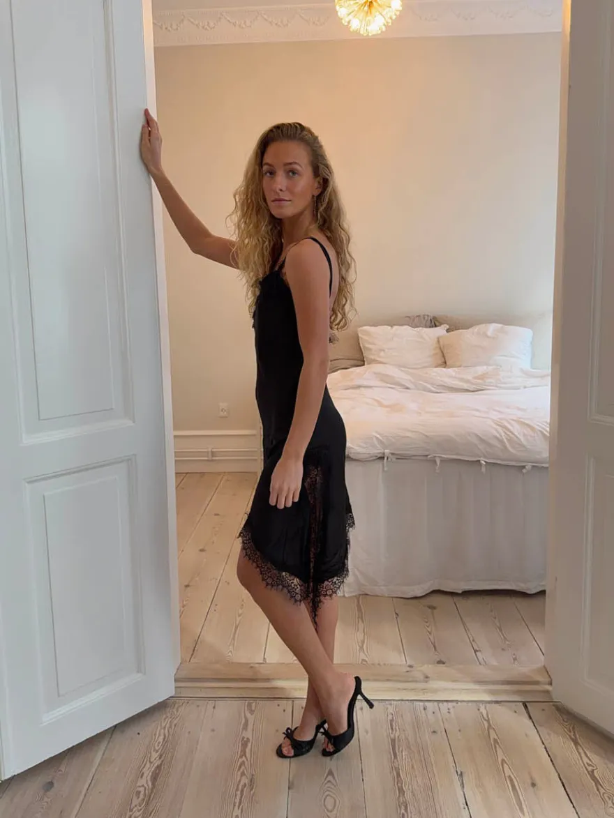 Design By Si Sheyla asymmetrisk satin kjole med blonder - Sort Outlet