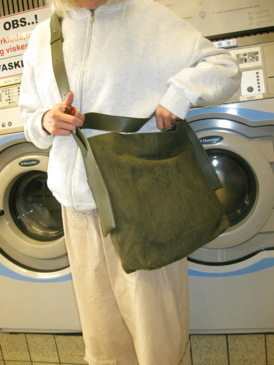 Design By Si Sile skuldertaske i ruskind med sidelommer - Kaki Sale