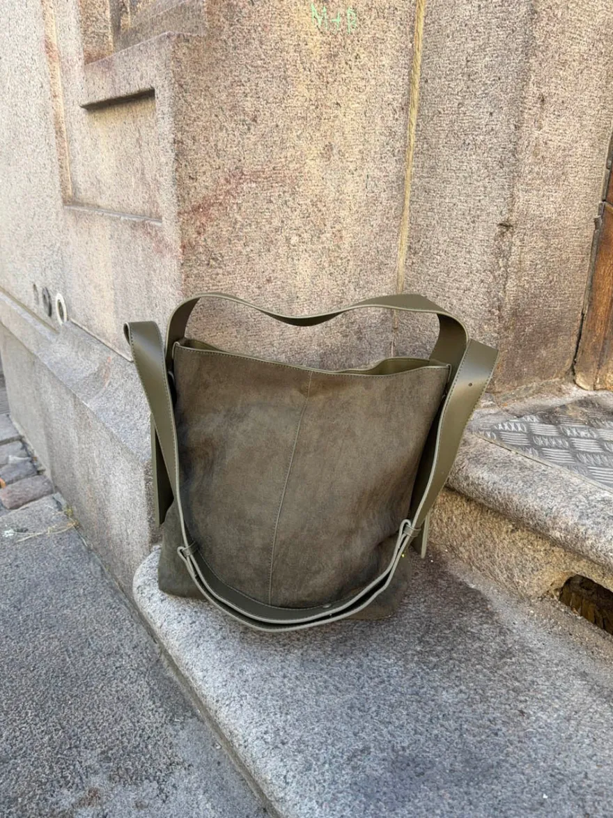 Design By Si Sile skuldertaske i ruskind med sidelommer - Kaki Sale