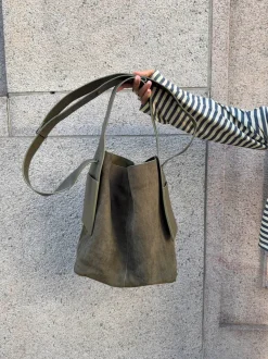 Design By Si Sile skuldertaske i ruskind med sidelommer - Kaki Sale