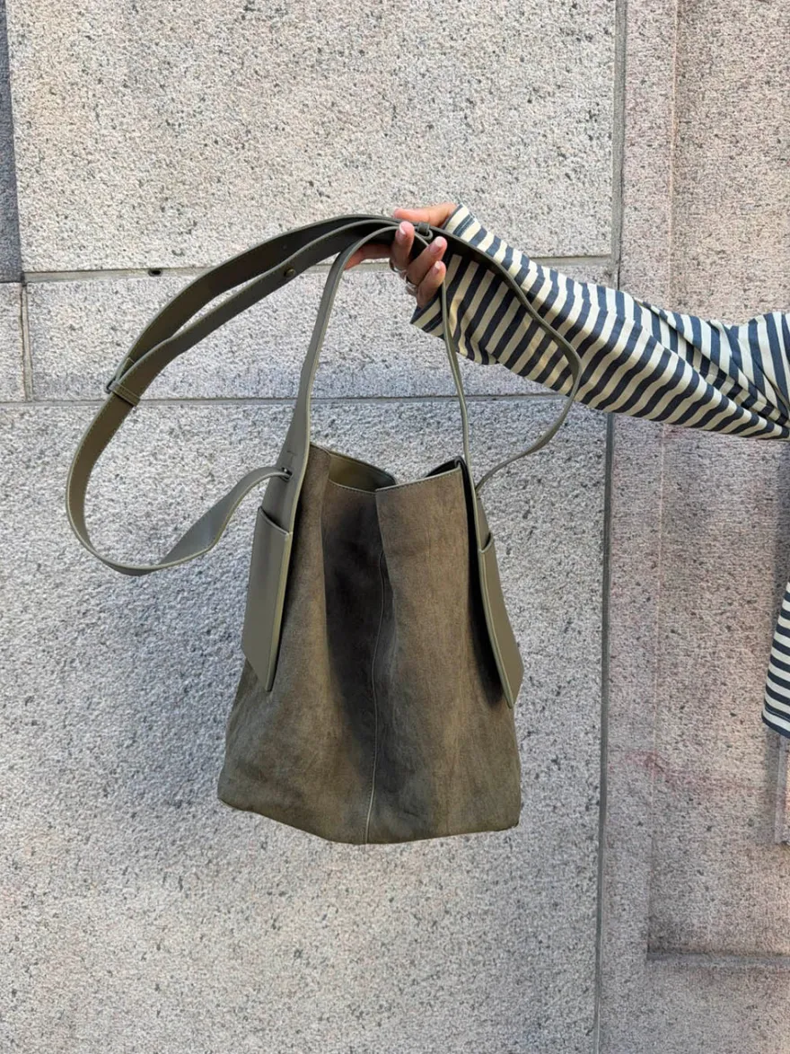 Design By Si Sile skuldertaske i ruskind med sidelommer - Kaki Sale
