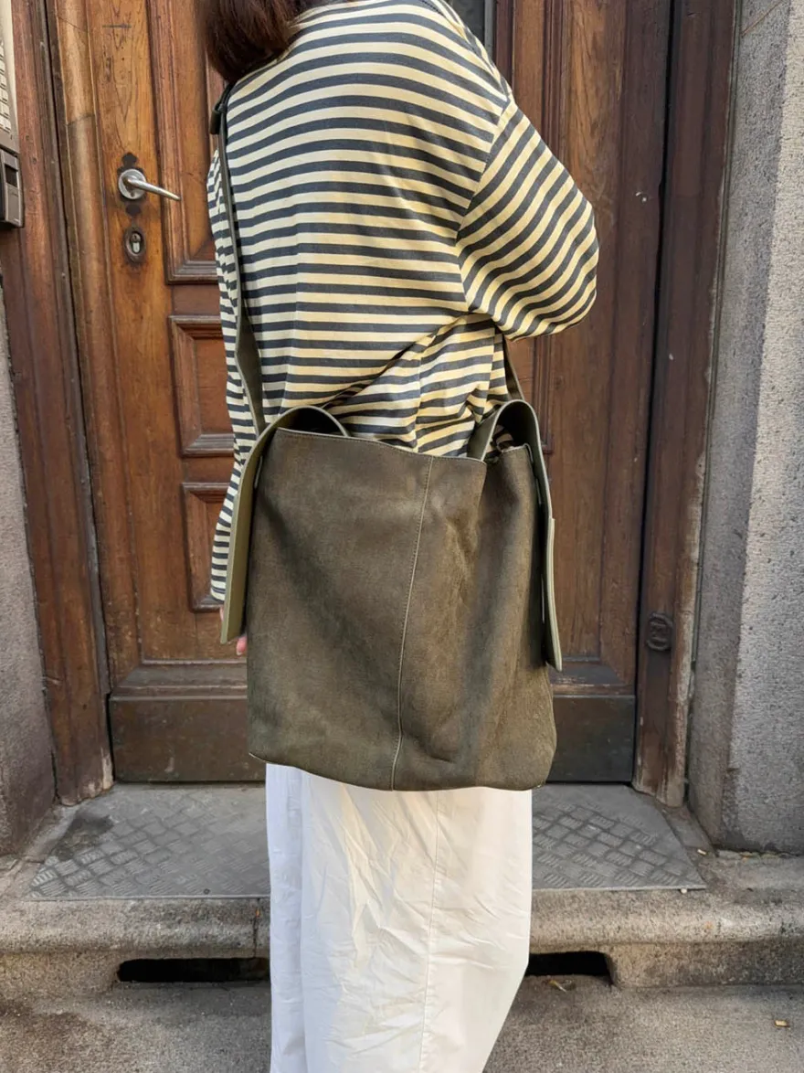 Design By Si Sile skuldertaske i ruskind med sidelommer - Kaki Sale