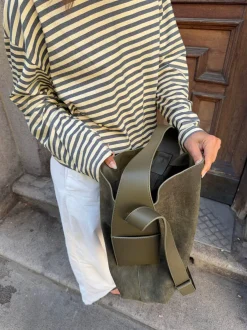Design By Si Sile skuldertaske i ruskind med sidelommer - Kaki Sale