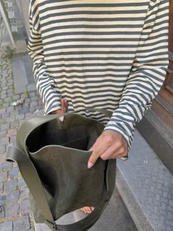 Design By Si Sile skuldertaske i ruskind med sidelommer - Kaki Sale