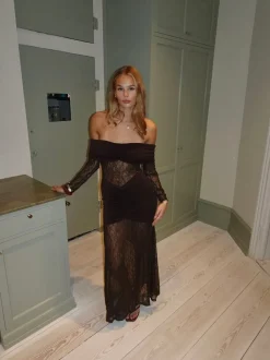 Design By Si Silje off shoulder kjole med blonder - Brun Best