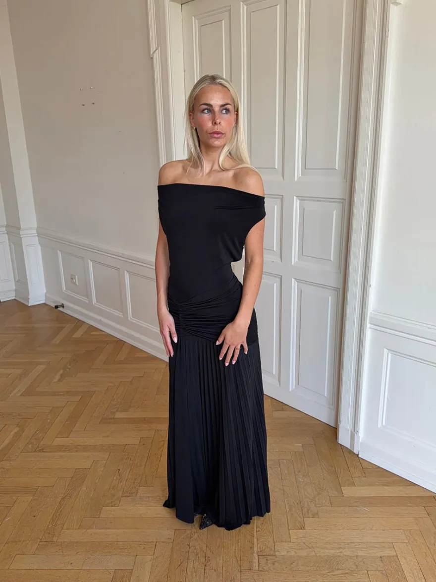 Design By Si Sofia off shoulder kjole - Sort