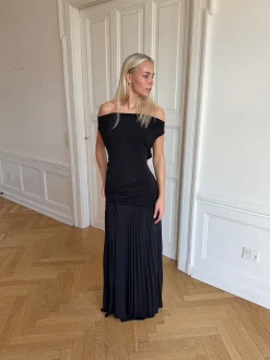 Design By Si Sofia off shoulder kjole - Sort