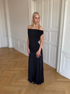 Design By Si Sofia off shoulder kjole - Sort