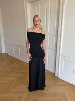 Design By Si Sofia off shoulder kjole - Sort