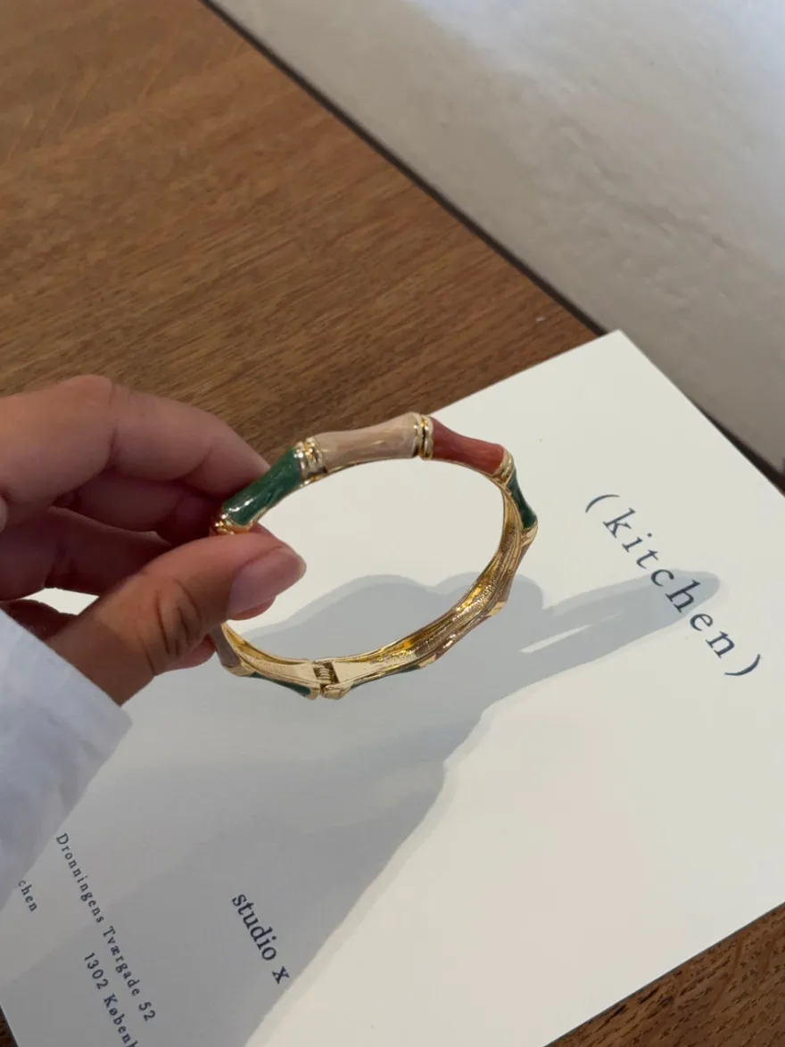 Design By Si Sola armbånd med striber - Grøn/off white/brun/guld