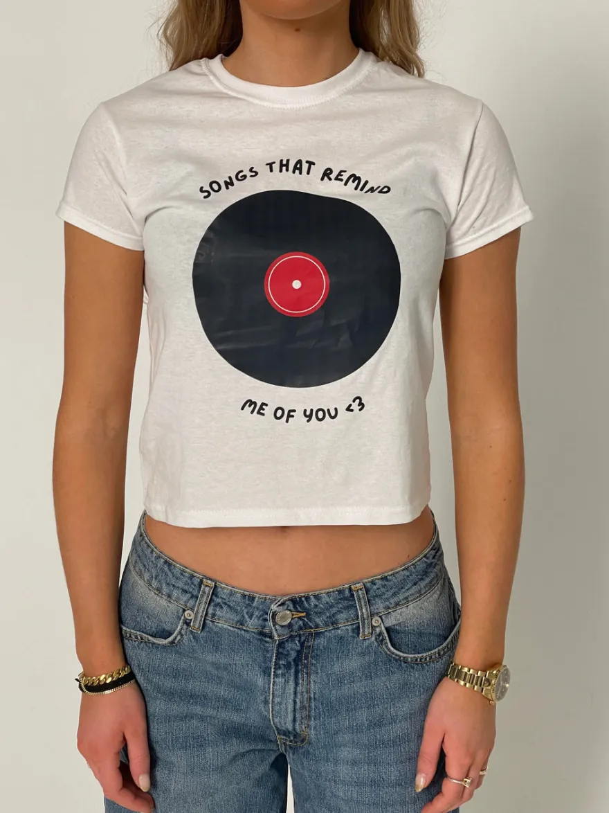 Design By Si Songs that remind me baby tee - Hvid Sale
