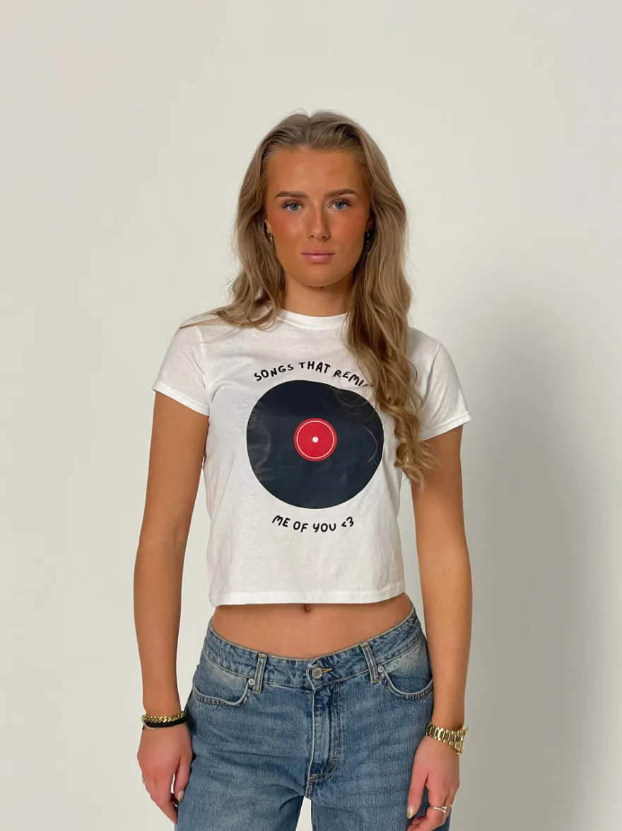 Design By Si Songs that remind me baby tee - Hvid Sale