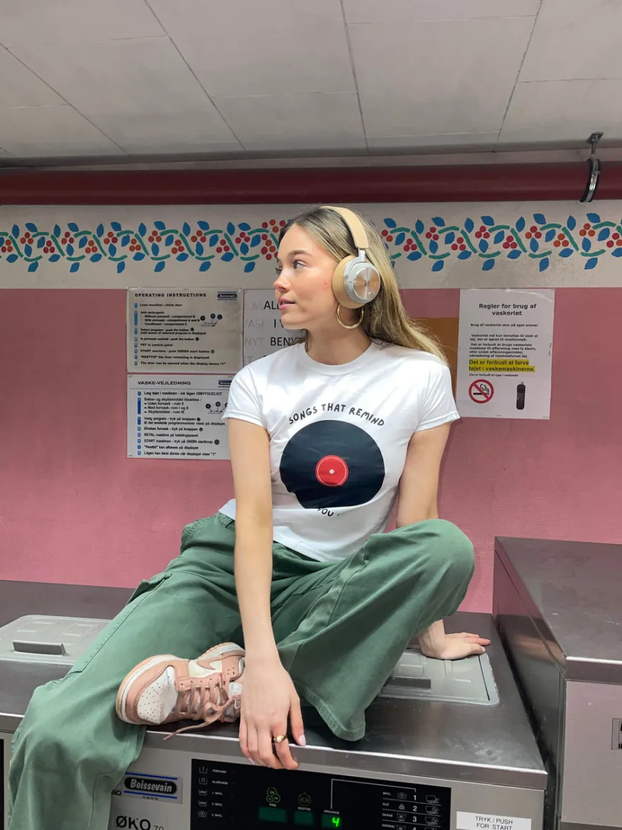 Design By Si Songs that remind me baby tee - Hvid Sale