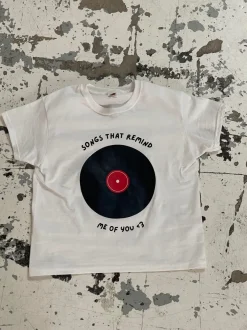 Design By Si Songs that remind me baby tee - Hvid Sale