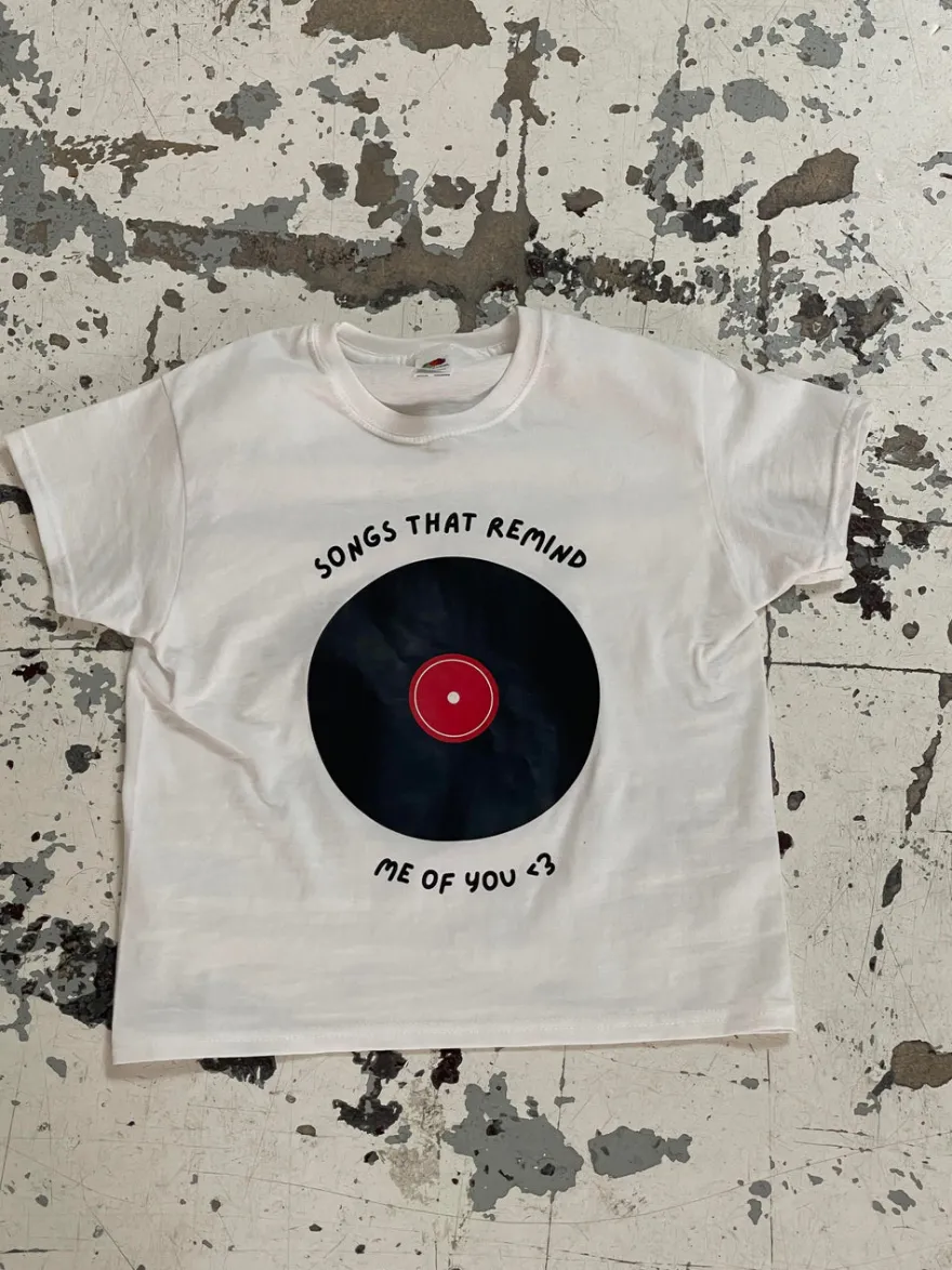 Design By Si Songs that remind me baby tee - Hvid Sale