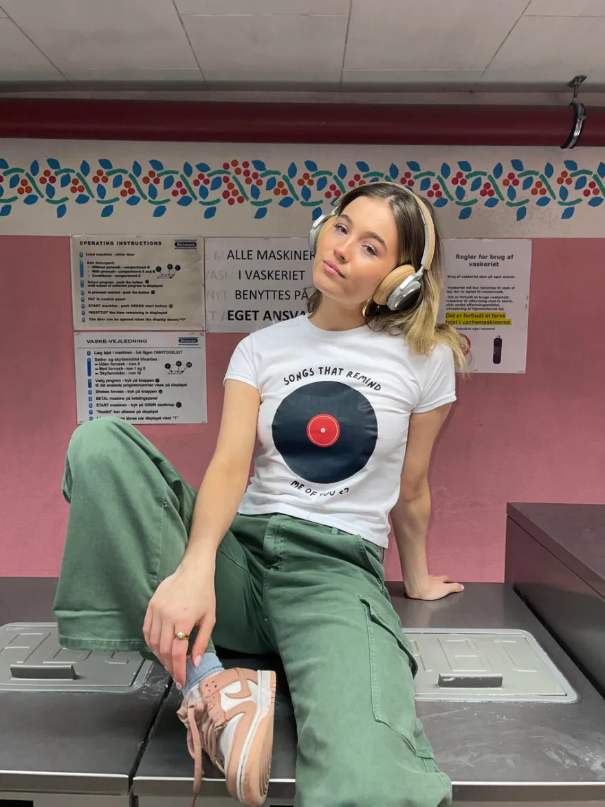 Design By Si Songs that remind me baby tee - Hvid Sale