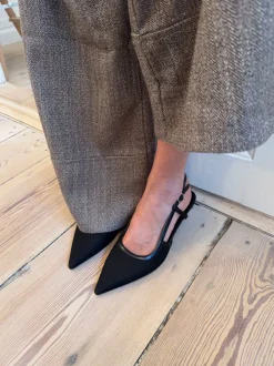 Design By Si Suzanne slingback hæle med detaljer - Sort Clearance