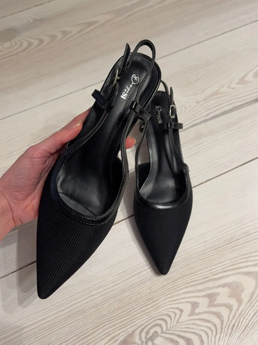 Design By Si Suzanne slingback hæle med detaljer - Sort Clearance