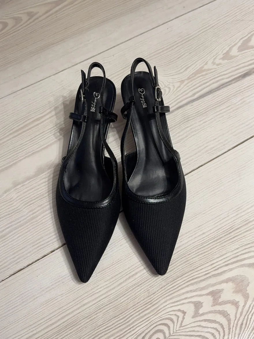 Design By Si Suzanne slingback hæle med detaljer - Sort Clearance