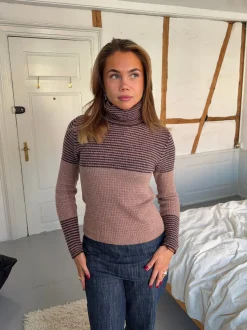 Design By Si Swela striktrøje med turtleneck - Mørkebrun/lyserød Hot