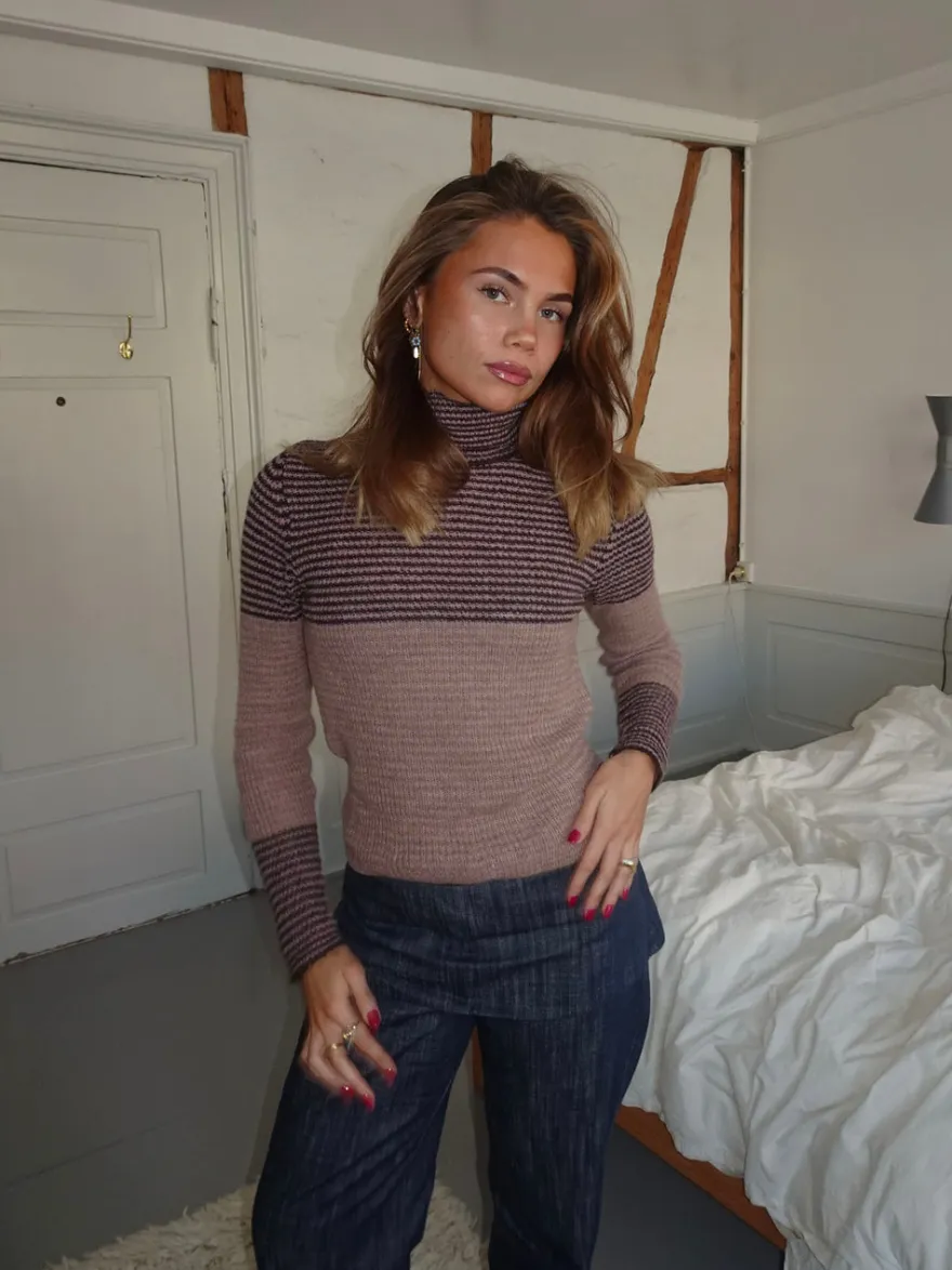 Design By Si Swela striktrøje med turtleneck - Mørkebrun/lyserød Hot