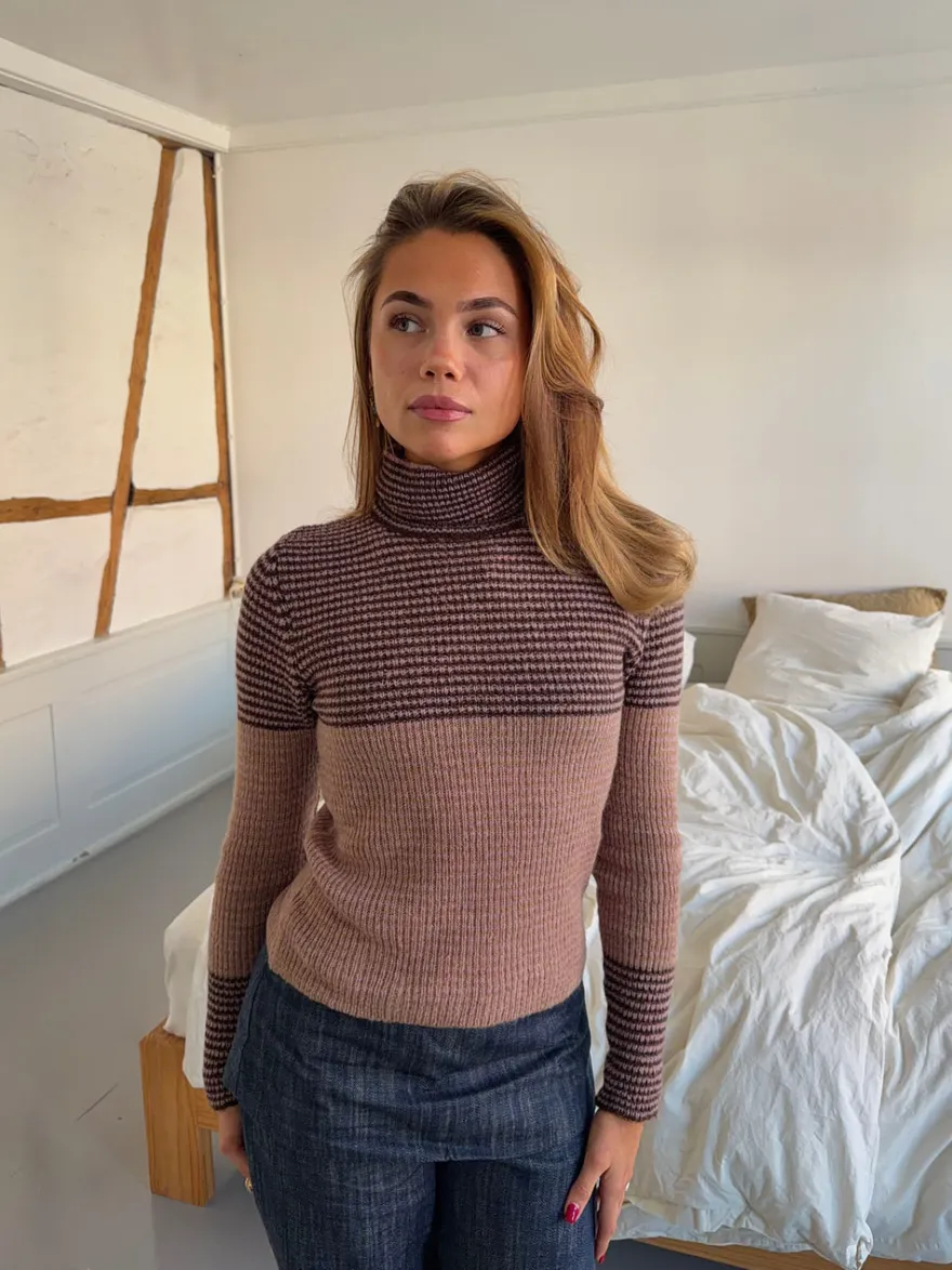 Design By Si Swela striktrøje med turtleneck - Mørkebrun/lyserød Hot