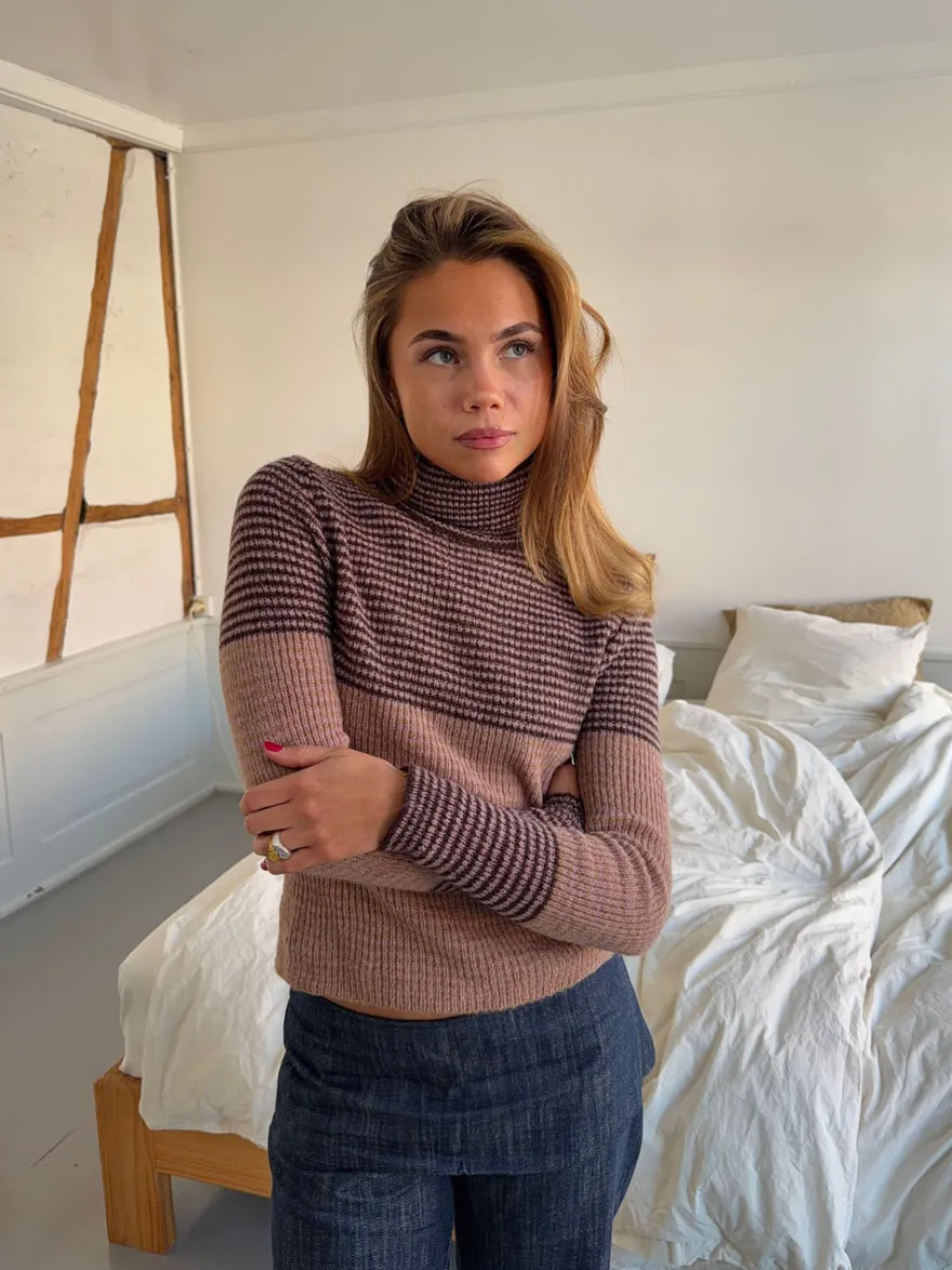 Design By Si Swela striktrøje med turtleneck - Mørkebrun/lyserød Hot