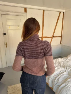 Design By Si Swela striktrøje med turtleneck - Mørkebrun/lyserød Hot