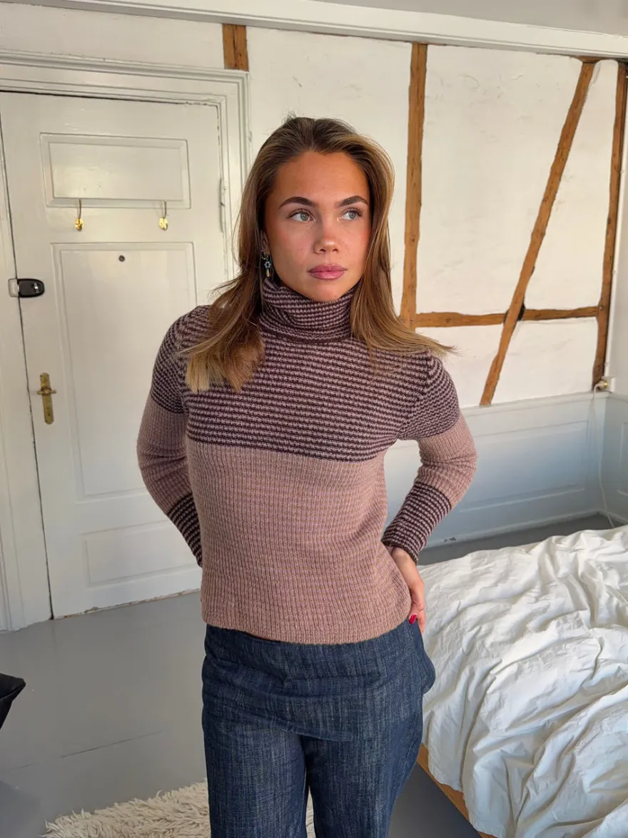Design By Si Swela striktrøje med turtleneck - Mørkebrun/lyserød Hot