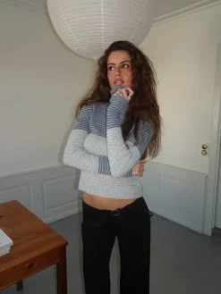 Design By Si Swela striktrøje med turtleneck - Lyseblå/mørkeblå Sale