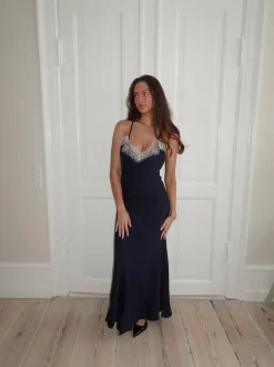 Design By Si Tena kjole med blondedetaljer - Navy/hvid Sale