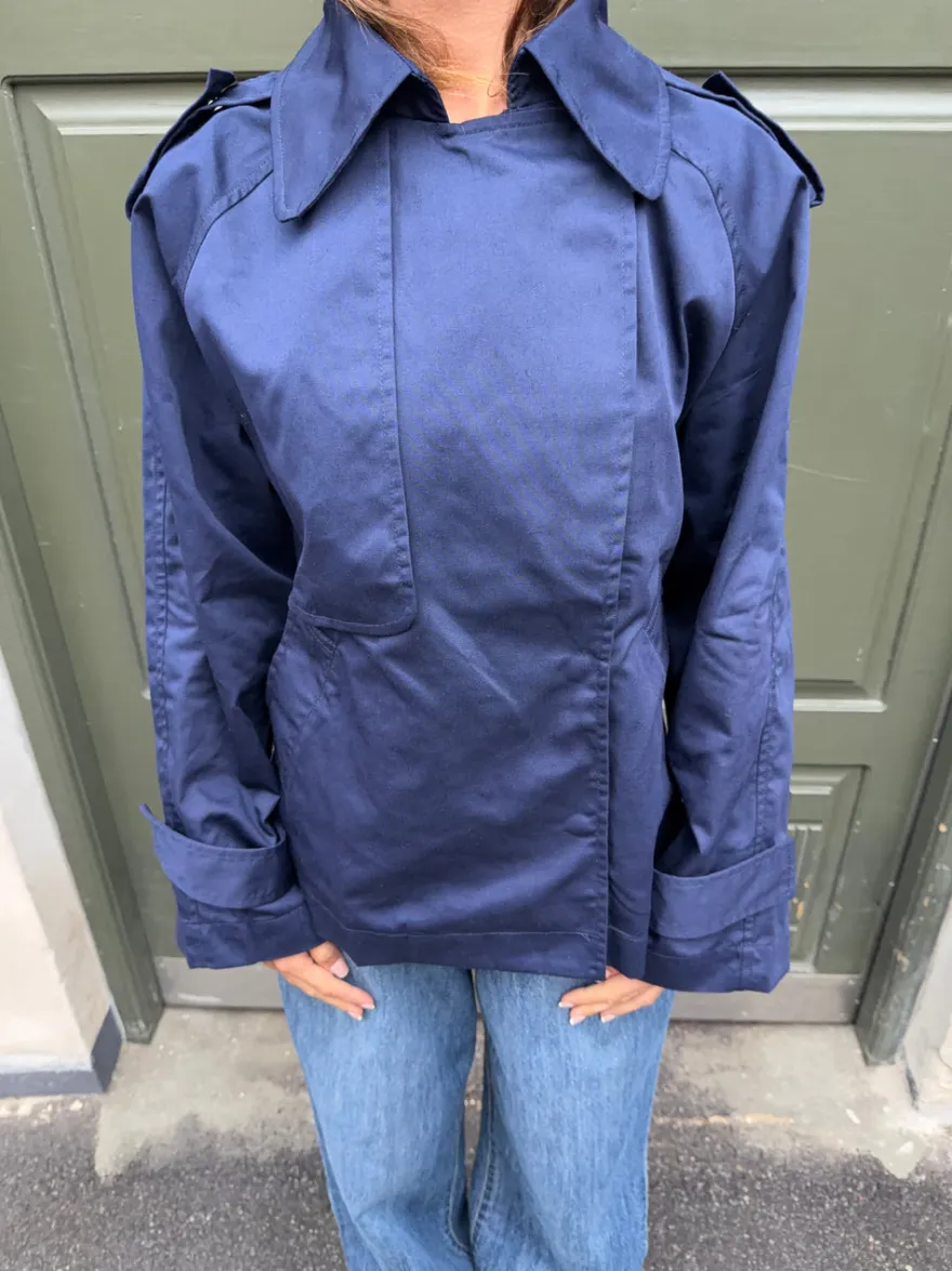 Design By Si Tenny kort trenchcoat - Navy Sale