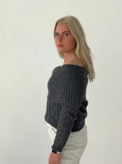 Design By Si Theresa off-shoulder strik - Grå Online