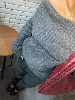 Design By Si Theresa off-shoulder strik - Grå Online