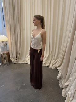 Design By Si Tionia nederdel med gulddetalje - Brun Clearance